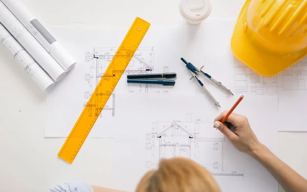 Arsitek Wanita Menggambar Rencana Desain Bentuk Geometris Dengan Pensil Atas — Stok Foto
