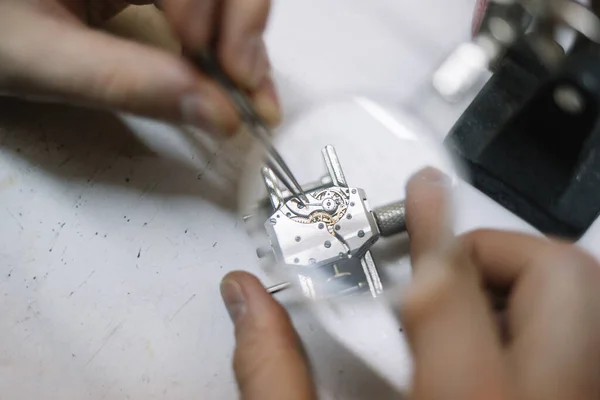 Pembuat Jam Sedang Memperbaiki Jam Tangan Jam Tangan Mekanis — Stok Foto