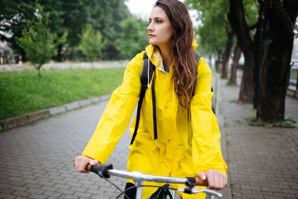 Junges Mädchen Gelbem Mantel Fährt Fahrrad Park — Stockfoto