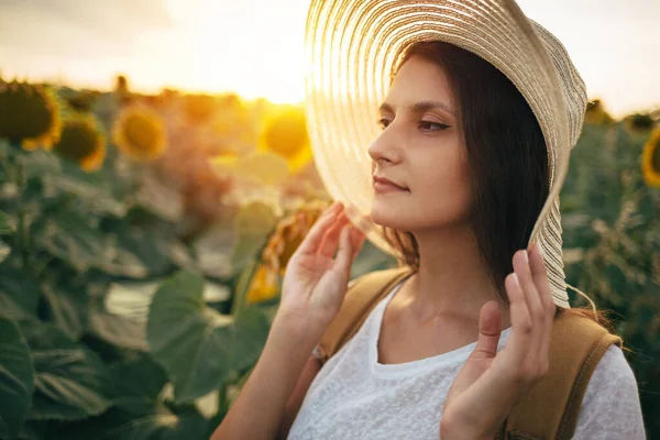 Wanita Muda Bidang Bunga Matahari Potret Wanita Muda Dengan Topi — Stok Foto