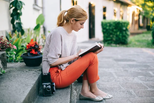 Молода Жінка Читає Книгу Сходах — стокове фото