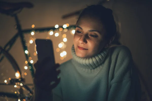 Gadis Dengan Telepon Latar Belakang Lampu Natal — Stok Foto