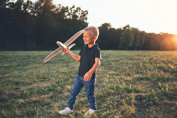 Anak Tersenyum Bermain Dengan Model Pesawat Terbang Boy Mimpi Tentang — Stok Foto