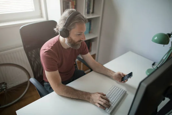 Homem Barbudo Segurando Smartphone Seu Escritório Casa Homem Trabalhando Casa — Fotografia de Stock