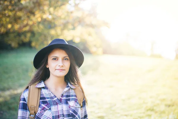 Turis Gadis Dalam Topi Berjalan Melalui Hutan — Stok Foto