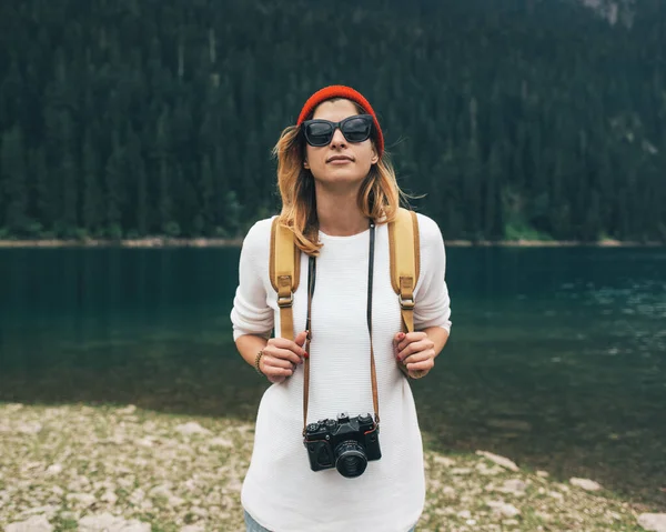 Chica Turista Con Una Mochila Fondo Las Montañas Lago — Foto de Stock