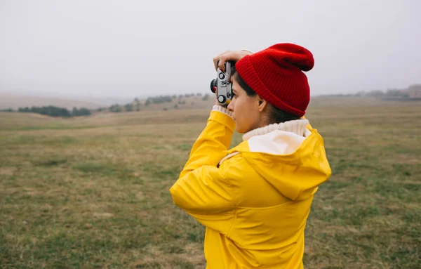 Жінка Фотограф Жовтому Плащі Робить Фотографії Старовинною Камерою — стокове фото