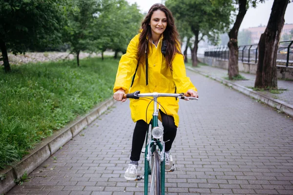 Jovem Casaco Amarelo Andar Bicicleta Parque — Fotografia de Stock