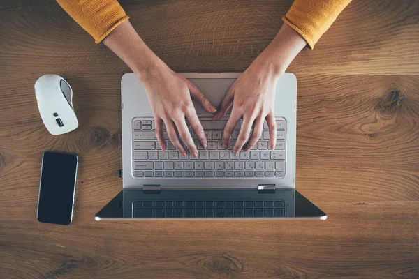 Mulher Trabalhando Com Laptop Mesa Madeira — Fotografia de Stock