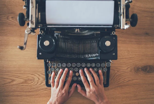 Escritor Manos Escribiendo Vieja Máquina Escribir Vista Ángulo Alto Las —  Fotos de Stock