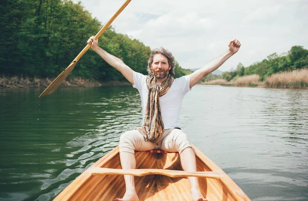 Tampan Pria Berjanggut Berlayar Atas Perahu Sungai — Stok Foto