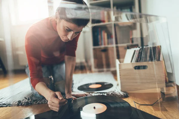 Joven Audiófilo Tocando Vinilo Tocadiscos Casa Disfruta Discos Vinilo — Foto de Stock