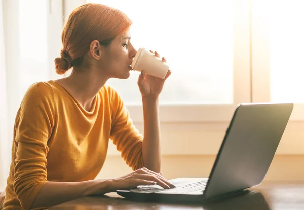 Mujer Joven Bebiendo Café Para Llevar Mientras Trabaja Ordenador Portátil —  Fotos de Stock