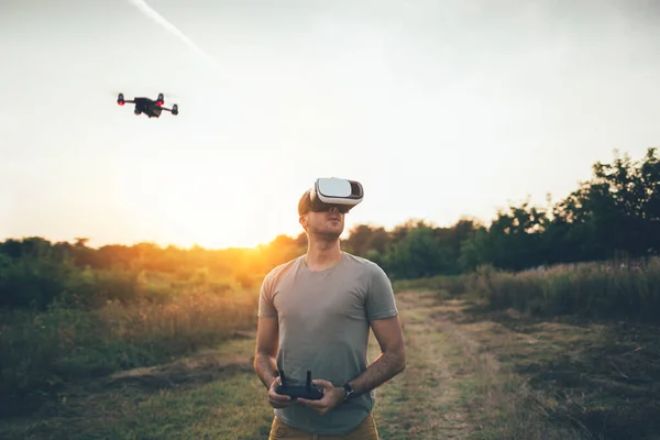 Pria Dalam Gelas Bermain Dengan Drone Langit — Stok Foto