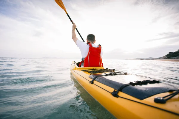 Человек Плавает Каяке Спокойной Морской Воде Восходе Солнца — стоковое фото