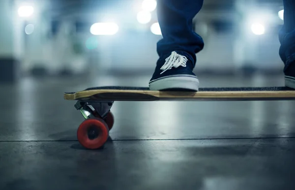 Skateboarden Close Van Schaatsbenen Longboard — Stockfoto