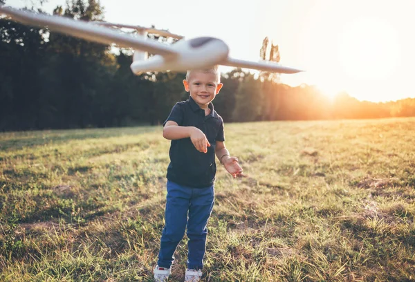 Boy Menikmati Bermain Dengan Model Pesawat Terbang Anak Laki Laki — Stok Foto