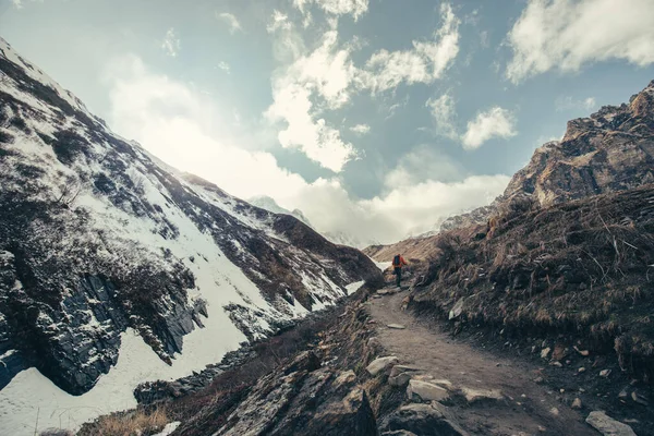 喜马拉雅山小径上的远足者 — 图库照片