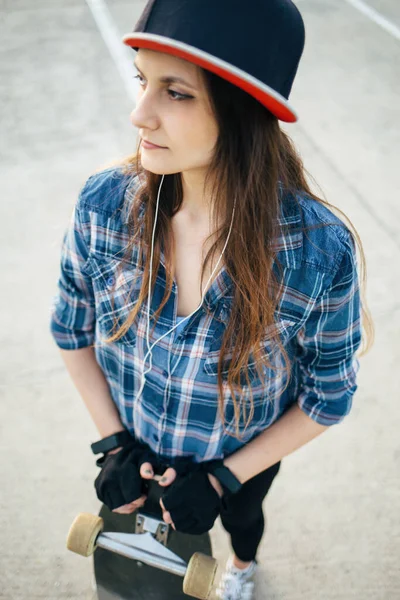 Jong Tiener Meisje Met Skateboard Buiten — Stockfoto