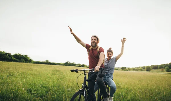 Lustiges Paar Radelt Auf Dem Sommerfeld — Stockfoto
