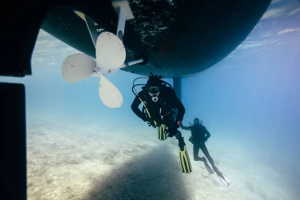Man Menyelam Bawah Air Dengan Latar Belakang Bawah Berbatu — Stok Foto