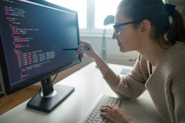 Joven Programadora Leyendo Códigos Computadora Escritorio Programadora Femenina Apuntando Códigos —  Fotos de Stock
