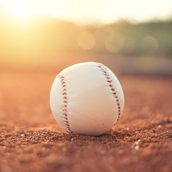 Бейсбольный мяч на бейсбольном поле