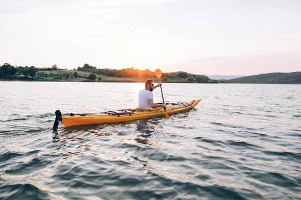 Jovem Caiaque Rio Calmo Pôr Sol — Fotografia de Stock