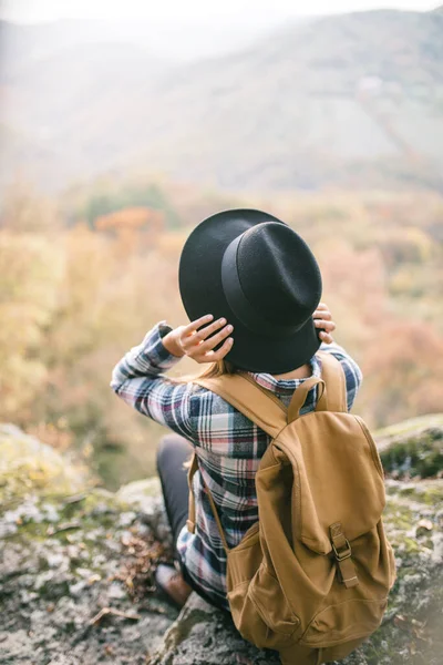 Touristin Mit Hut Sitzt Auf Der Klippe — Stockfoto
