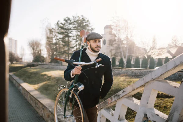 ชายฮ ปสเตอร กรยานก งสน ชายหนวดสน บการข กรยานในสวนสาธารณะ — ภาพถ่ายสต็อก