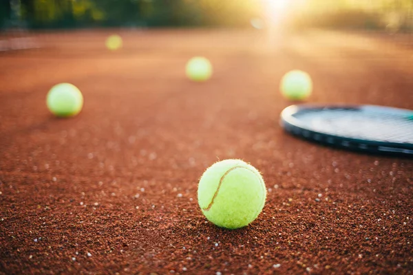 Kil kortunda tenis topları. Tenis kortunda tenis topu