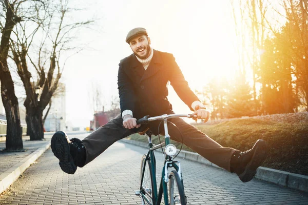 Hipster Pria Dengan Sepeda Bersenang Senang Pria Berjanggut Menikmati Bersepeda — Stok Foto
