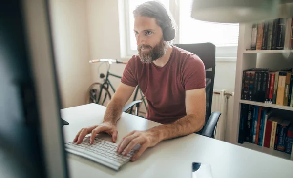 Homem Hipster Com Fones Ouvido Digitando Teclado Computador Homem Barbudo — Fotografia de Stock