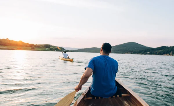 Joven Paseando Kayak Por Río Tranquilo Atardecer —  Fotos de Stock