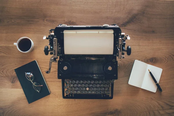 Κοντινό Πλάνο Του Γραφείου Vintage Συγγραφέων Γραφομηχανή Κορυφαία Άποψη Τριάντα — Φωτογραφία Αρχείου