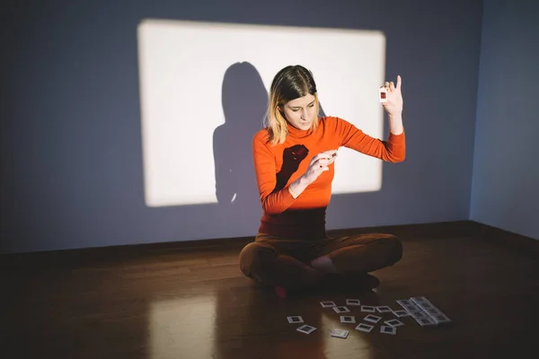 Gadis Melihat Gambar Proyektor Latar Belakang Cahaya — Stok Foto