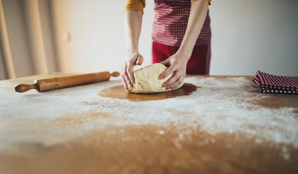 Close Van Vrouw Voorbereiding Brood Deeg Voor Het Bakken — Stockfoto