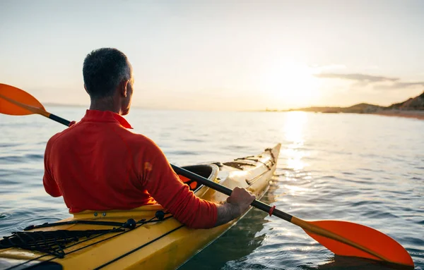 Homem Sênior Remando Caiaque Pôr Sol Mar Homem Cabelo Cinza — Fotografia de Stock