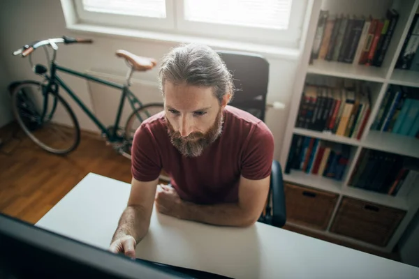 Homem Hipster Trabalhar Casa Freelancer Trabalhando Computador Seu Escritório Casa — Fotografia de Stock