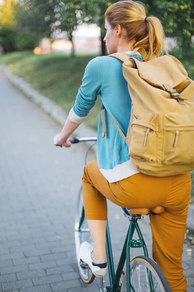 Junges Mädchen Mit Fahrrad Park — Stockfoto