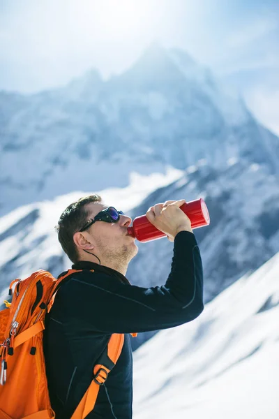 登山者在山上喝水 — 图库照片