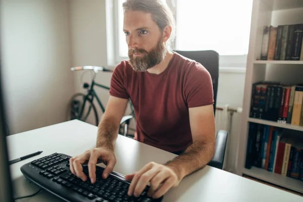 Freelancer Homem Trabalhando Partir Sua Mesa Escritório Casa — Fotografia de Stock