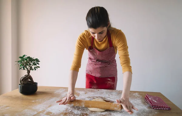 Jonge Vrouw Kneden Brood Deeg Voor Het Bakken — Stockfoto