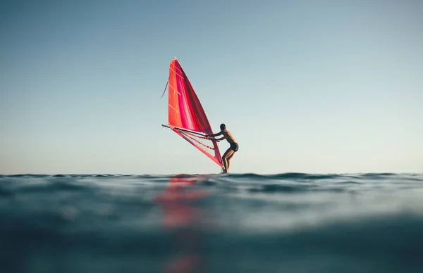 Windsurfing Niski Kąt Widzenia Surfer Żeglarstwo Morzu — Zdjęcie stockowe