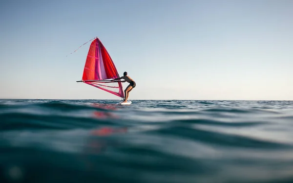 Windsurfing Niski Kąt Widzenia Surfer Żeglarstwo Morzu — Zdjęcie stockowe