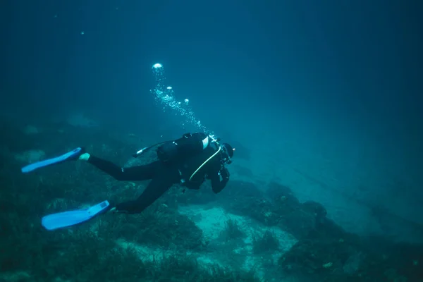 Человек Ныряющий Воду Скалистом Фоне Дна — стоковое фото