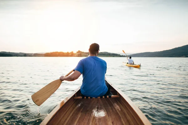 Hombre Kayak Río Tranquilo Fondo Del Atardecer —  Fotos de Stock