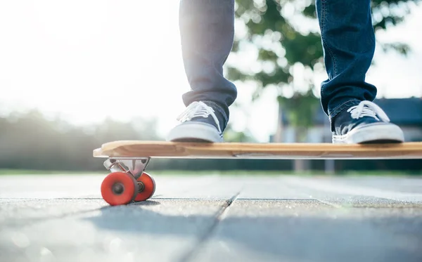 Skateboarden Close Van Schaatsbenen Longboard — Stockfoto