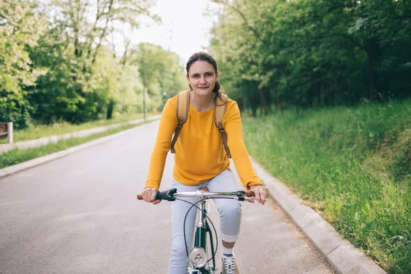 Wanita Lucu Dengan Sweater Kuning Mengendarai Sepeda Taman — Stok Foto
