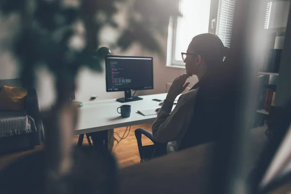 Una Joven Que Trabaja Oficina Empresaria Trabajando Largas Horas —  Fotos de Stock